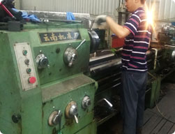 產(chǎn)品精加工前的工序,一般是軸端保留余量。 粗車(chē)